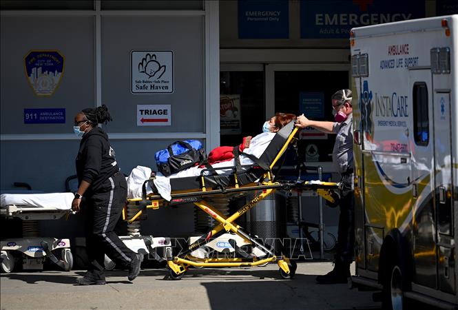 Nhân viên y tế chuyển bệnh nhân Covid-19 tới trung tâm y tế tại New York, Mỹ. Ảnh: AFP/ TTXVN