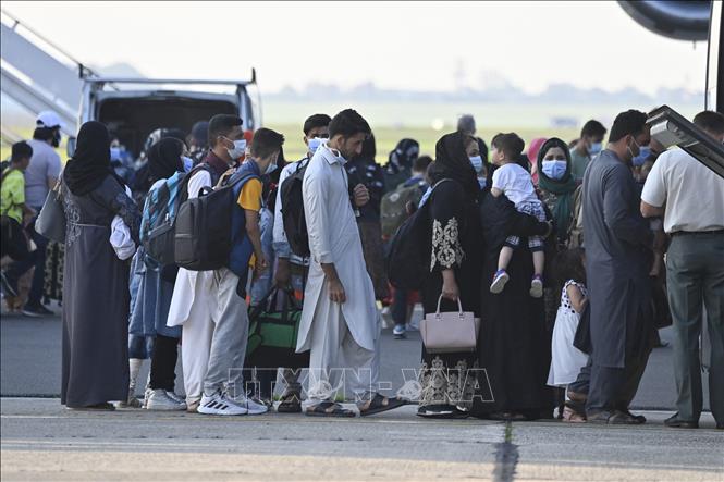 Người dân tới sân bay ở Melsbroek, Bỉ, sau khi được sơn tán khỏi Afghanistan ngày 24/8/2021. Ảnh: AFP/TTXVN
