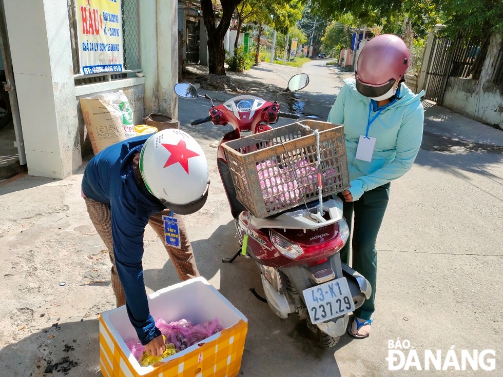 Members of the Hoa Vang District chapter of the municipal Women's Union are ready to directly deliver baskets of quail eggs to customers across the district.