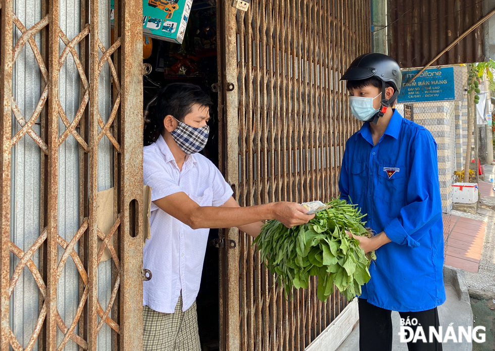 Youth Union members act as ‘shippers’ delivering vegetables to locals.