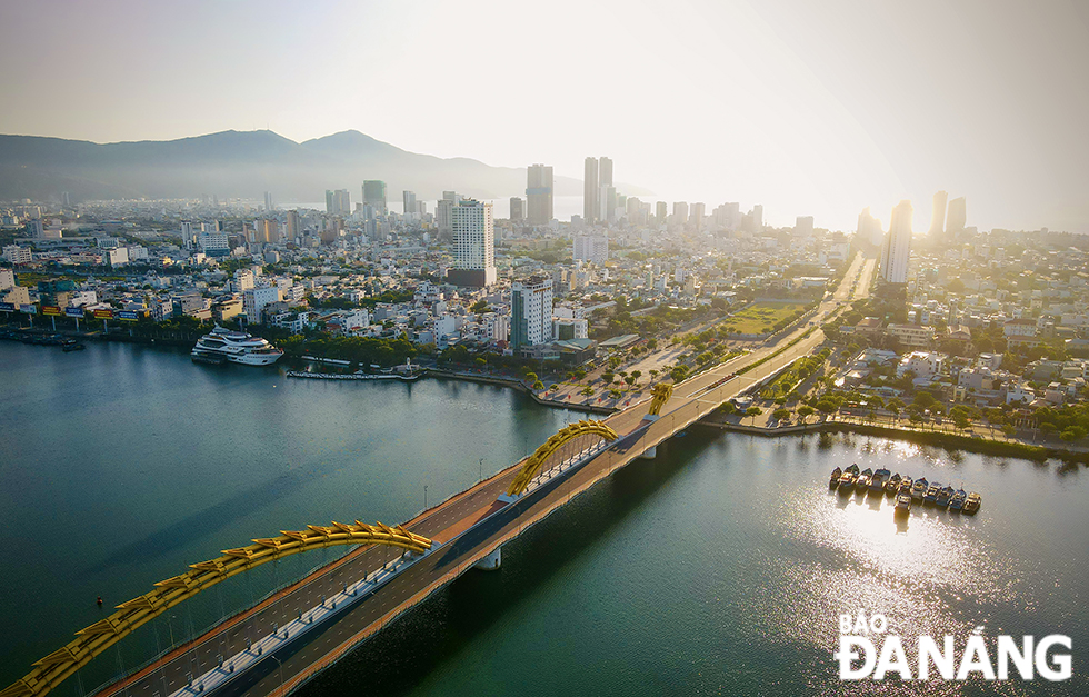 Nắng sớm trên sông Hàn.