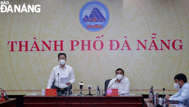 Da Nang Party Committee Secretary Nguyen Van Quang (left) and municipal Peoples Committee Chairman Le Trung Chinh (middle) co-chaired an on meeting of the municipal Steering Committee for COVID-19 prevention and control on Thursday afternoon. Photo: PHAN CHUNG