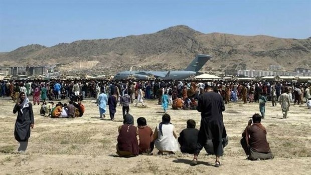 Người dân tập trung tại sân bay quốc tế Kabul chờ được sơ tán khỏi Afghanistan. (Ảnh: AP/TTXVN)