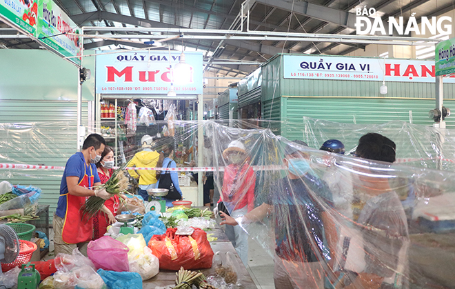 The An Hai Bac Market in Son Tra District was allowed to reopen in the morning of August 27. Photo: VAN HOANG