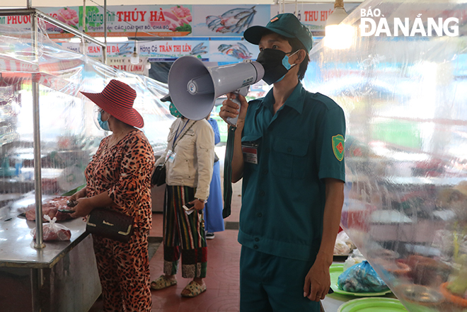 The market’s management staff, via the use of loudspeakers, regularly remind all people being present at the venue to keep a distance of at least 2 metre between them. Photo: VAN HOANG