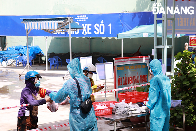  People are seen queuing to buy seafood at the Hoa An Market. Photo: DAC MANH