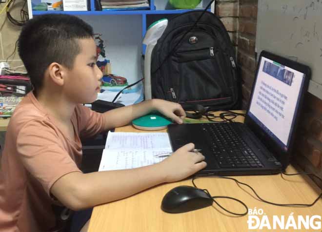 A pupil of Ong Ich Khiem Primary School, Hai Chau District, is participating in online review classes before new school year. Photo: NGOC HA