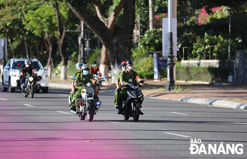 Da Nang police began to increase the city patrols at 8:00 a.m. on August 16 to intensify the enforcement of new restrictions