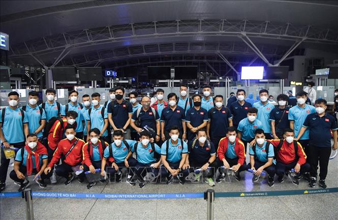 Đội tuyển bóng đá Việt Nam chụp ảnh lưu niệm tại sân bay quốc tế Nội Bài (Hà Nội) trước khi lên đường sang Saudi Arabia.