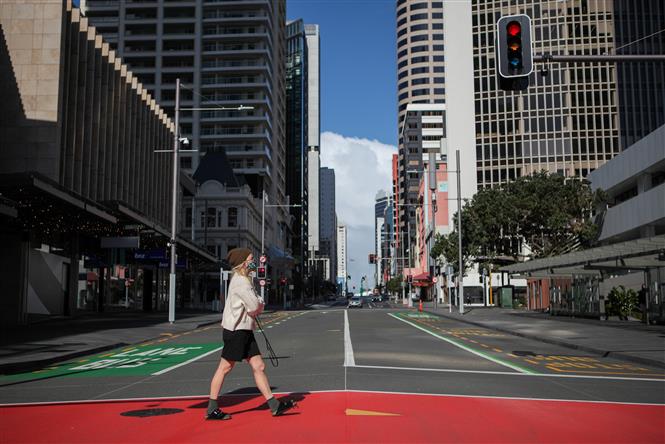 Cảnh vắng vẻ trên đường phố tại Auckland, New Zealand, trong thời gian phong tở phòng dịch COVID-19, ngày 18/8/2021. Ảnh: THX/ TTXVN