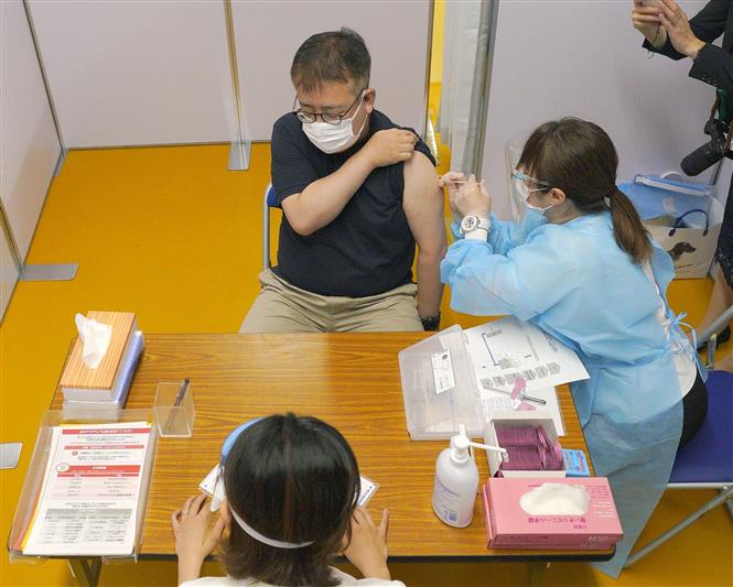Nhân viên y tế tiêm vaccine phòng COVID-19 cho người dân tại Nagoya, Nhật Bản ngày 5/7/2021. Ảnh: Kyodo/TTXVN