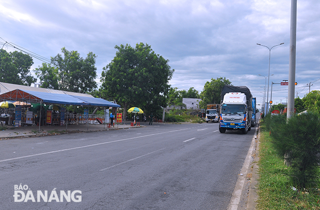 Bộ GTVT cũng yêu cầu Tổng cục Đường bộ Việt Nam và các Sở GTVT rà soát việc triển khai thực hiện cấp giấy nhận diện phương tiện vận tải hàng hóa trong điều kiện phòng, chống Covid-19 bảo đảm đúng quy định (trong ảnh: Kiểm tra vận chuyển hàng hóa ở cửa ngõ phía nam thành phố). Ảnh: PHƯƠNG UYÊN