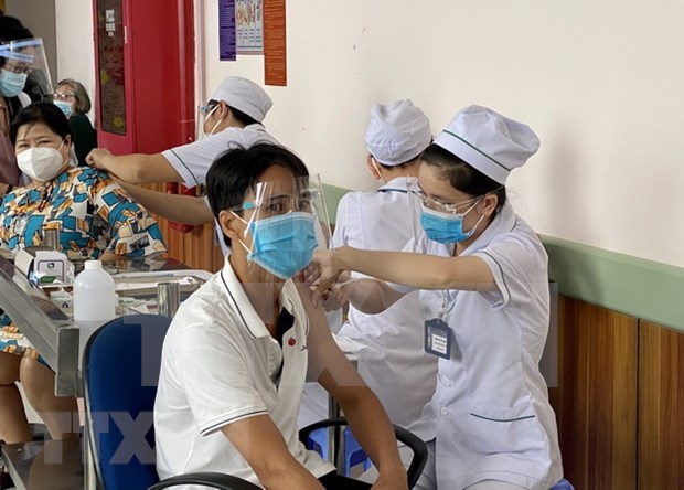 Local residents in An Giang province get vaccinated against COVID-19. (Photo: VNA)