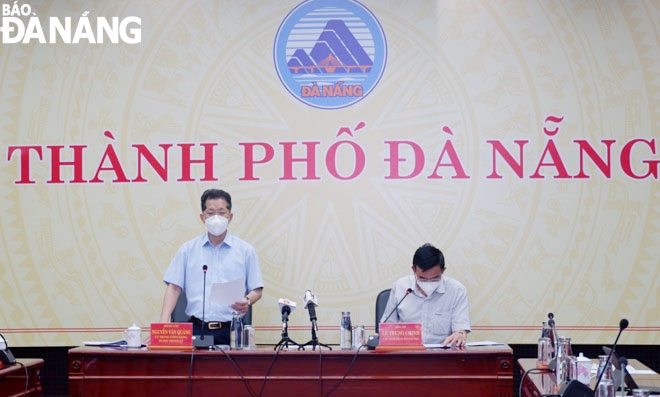 Da Nang Party Committee Secretary Nguyen Van Quang (left) and municipal Peoples Committee Chairman Le Trung Chinh co-chaired an online meeting to discuss measures to tackle rising cases in narrow alleys on Friday afternoon. Photo: PHAN CHUNG