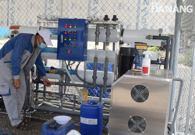 Nhân viên của Công ty CP Môi trường Huy Hoàng Eco đang tập trung vận hành an toàn hệ thống xử lý nước thải của bệnh viện dã chiến. Ảnh: HOÀNG HIỆP