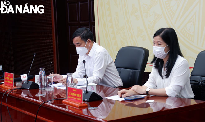 Chủ tịch UBND thành phố Lê Trung Chinh (trái) và Giám đốc Sở Giáo dục và Đào tạo chủ trì hội nghị trực tuyến tại điểm cầu Đà Nẵng sáng 28-8. Ảnh: PHAN CHUNG