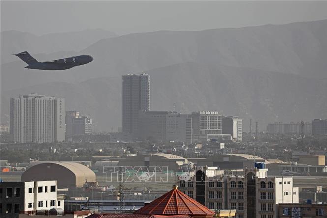 Máy bay của quân đội Mỹ cất cánh từ sân bay quân sự ở Kabul, Afghanistan, ngày 27/8/2021. Ảnh: AFP/TTXVN