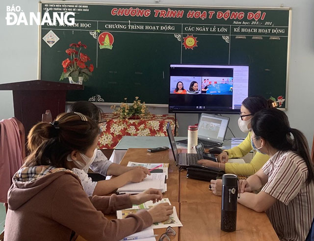 Các giáo viên nâng cao kỹ năng dạy online trước khi bước vào năm học mới 2021-2022. (Ảnh do Phòng Giáo dục - Đào tạo huyện Hòa Vang cung cấp) 
