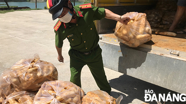  Police officers at a sales point at 193 Ha Huy Tap, Hoa Khe Ward, Thanh Khe District prepare goods for sale. Photo: M.QUE.