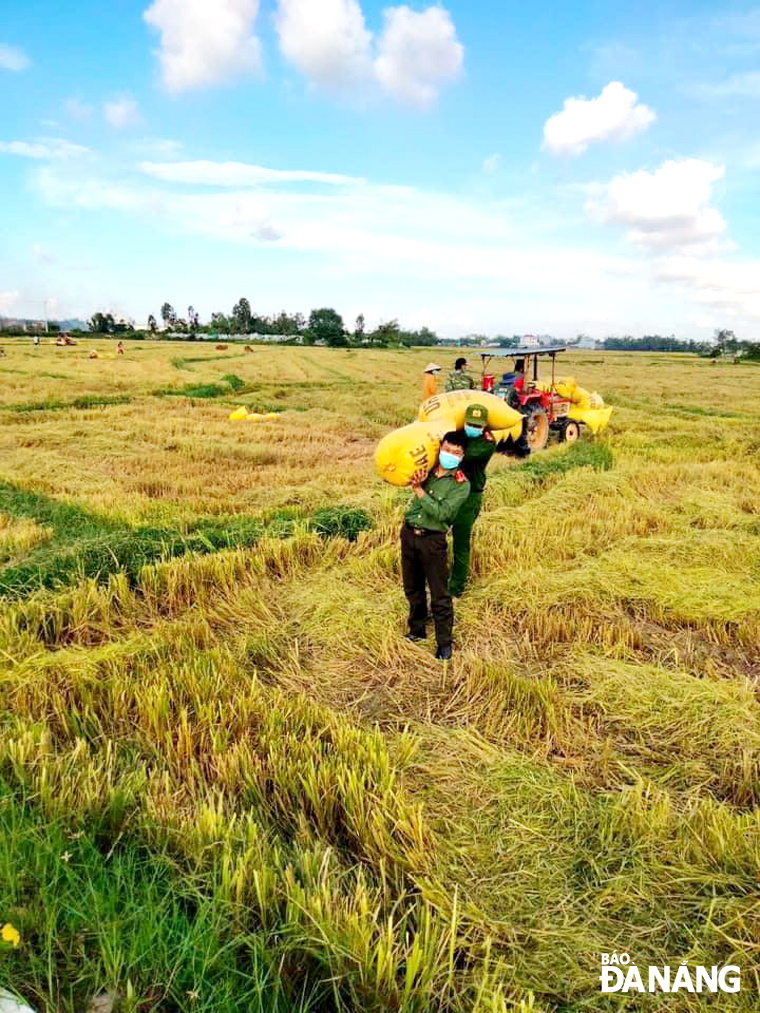 Despite the hot weather, Hoa Phuoc Commune-based police officers are ready to help locals after being on duty at their units.