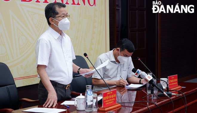 Bí thư Thành ủy Nguyễn Văn Quảng (trái) chỉ đạo tại cuộc họp phòng, chống Covid-19 chiều 28-8. Ảnh: PHAN CHUNG