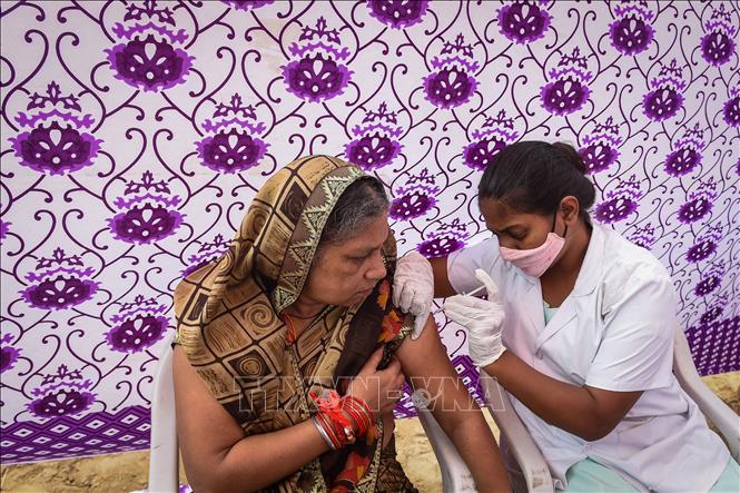 Nhân viên y tế tiêm vaccine ngừa Covid-19 cho người dân tại Ahmedabad , Ấn Độ, ngày 28-8-2021. Ảnh: AFP/TTXVN