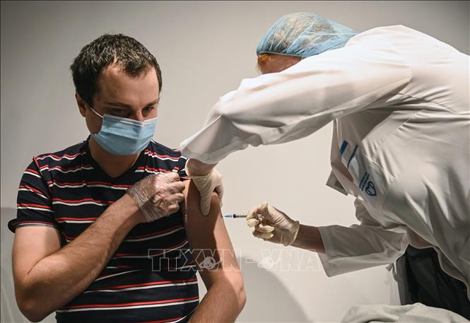 Tiêm vaccine Covid-19 cho người dân tại Moskva, Nga ngày 18-1-2021. Ảnh: AFP/TTXVN