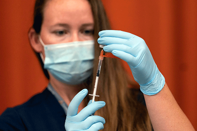 Cơ quan Quản lý Thực phẩm và Dược phẩm Mỹ (FDA) ngày 23-8 cấp phép hoàn toàn vắc-xin Covid-19 của Pfizer cho người từ 16 tuổi trở lên. Ảnh: AFP/Getty Images 