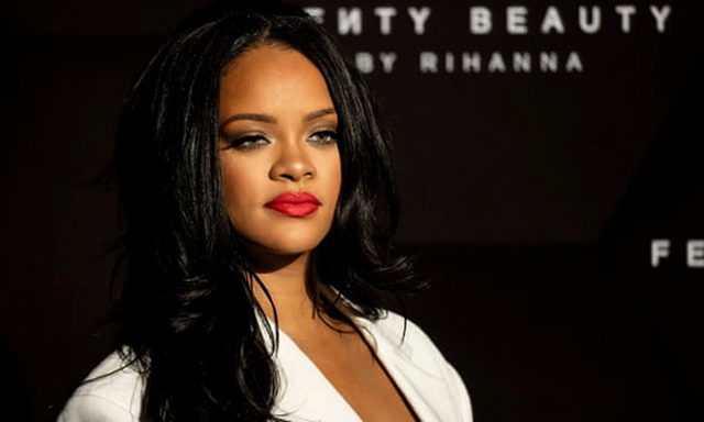 Rihanna cho biết “Trang điểm là vũ khí lựa chọn để thể hiện bản thân của mỗi người phụ nữ”. Ảnh: The Guardian