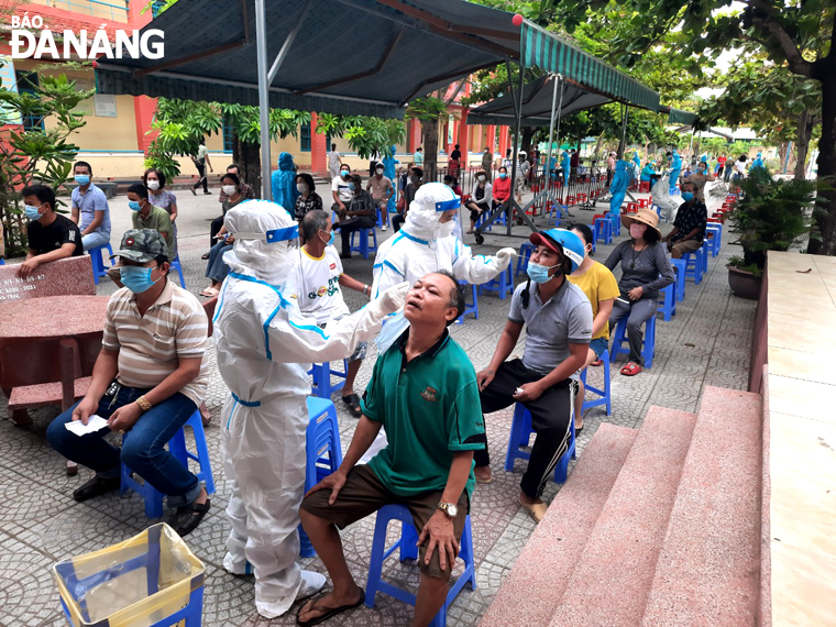 The collection of nasal swab samples from residents in Nai Hien Dong Ward , Son Tra District