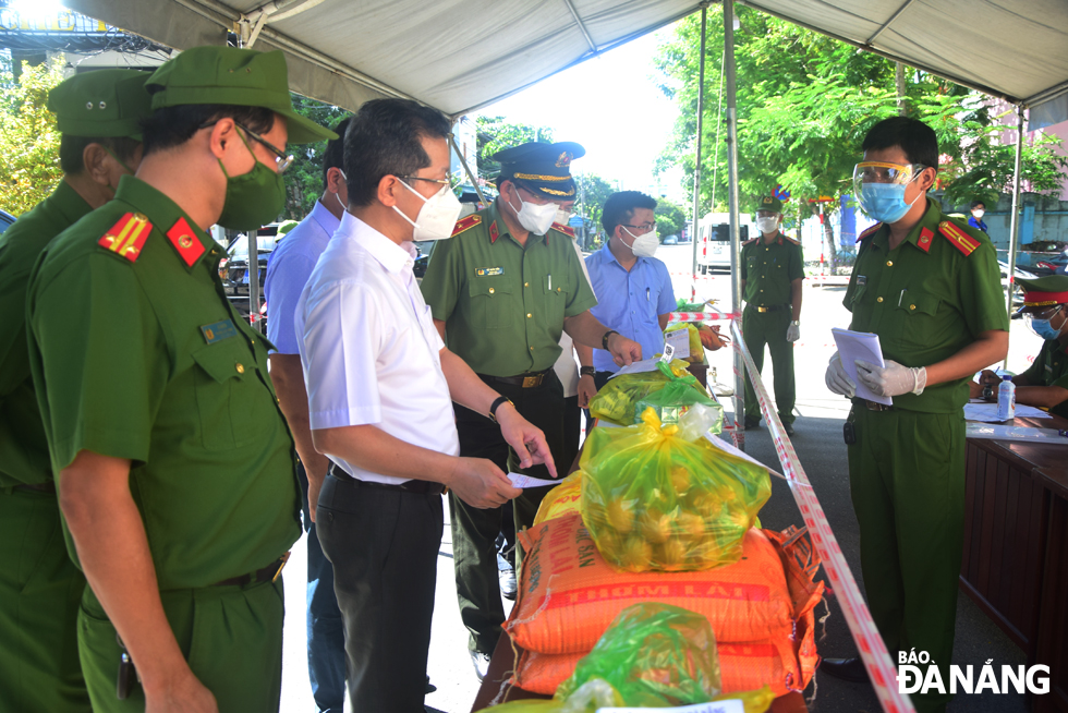   Da Nang Party Committee Secretary Nguyen Van Quang inspects a mobile sales point organized by the local police force at 05 Nguyen Dinh Trong Street, Lien Chieu District. Photo: TRONG HUY