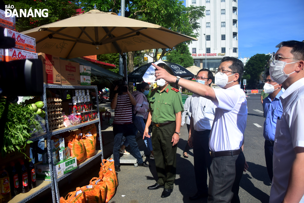 Da Nang Party Committee Secretary Nguyen Van Quang (second, right) pays an on-site visit to a mobile sales point. Photo: TRONG HUY.