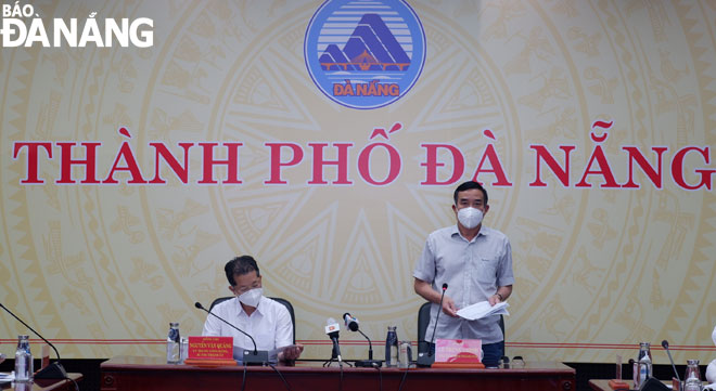 Municipal Peoples Committee Chairman Le Trung Chinh (right) addressing the meeting. Photo: PHAN CHUNG