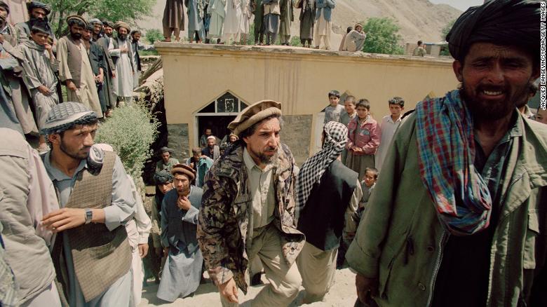 Thủ lĩnh phong trào chống Taliban Ahmad Massoud (giữa) tại thung lũng Panjshir, Afghanistan. Ảnh: CNN