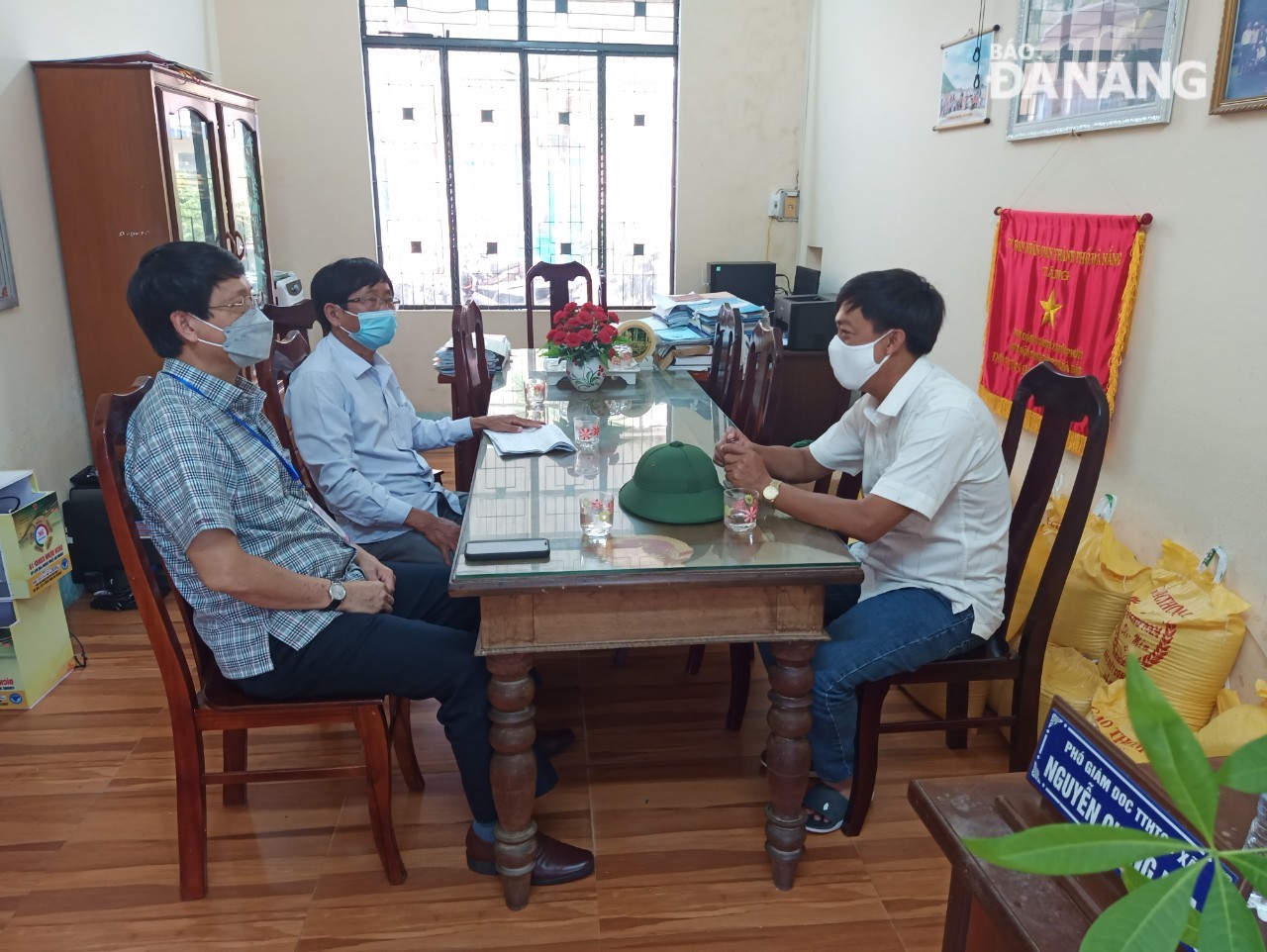 Chủ tịch Uỷ ban MTTQ Việt Nam thành phố Ngô Xuân Thắng (đầu tiên, bên trái) đến kiểm tra thực tế công tác phòng, chống Covid-19 tại xã Hòa Phước. Ảnh: Mặt trận thành phố