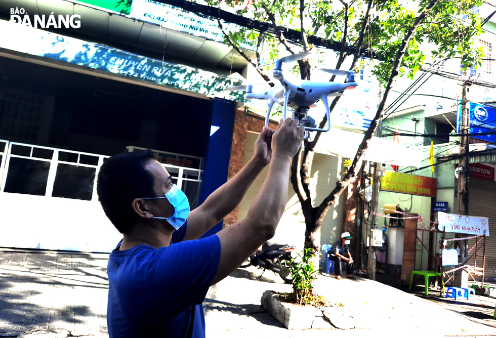 A member of the Da Nang Flight Club holds a drone camera. Photo: TRONG HUY