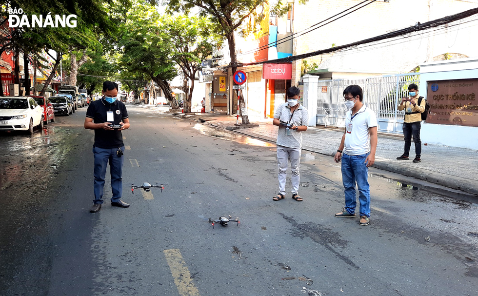 Controling the flycam to reach targeted positions for monitoring. Photo: TRONG HUY