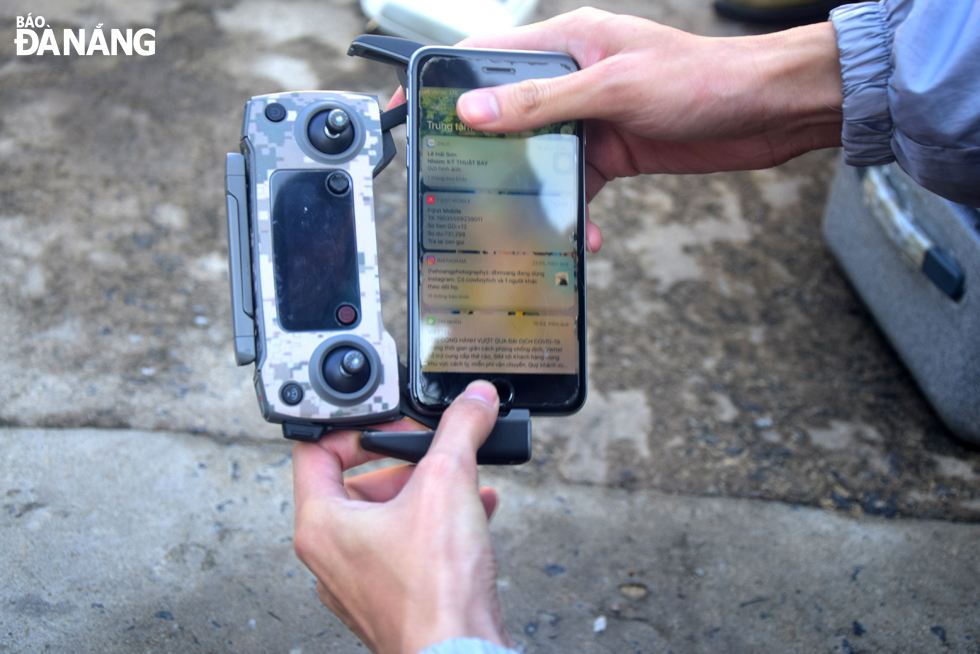 Connecting the flying device to a smartphone. Photo: TRONG HUY