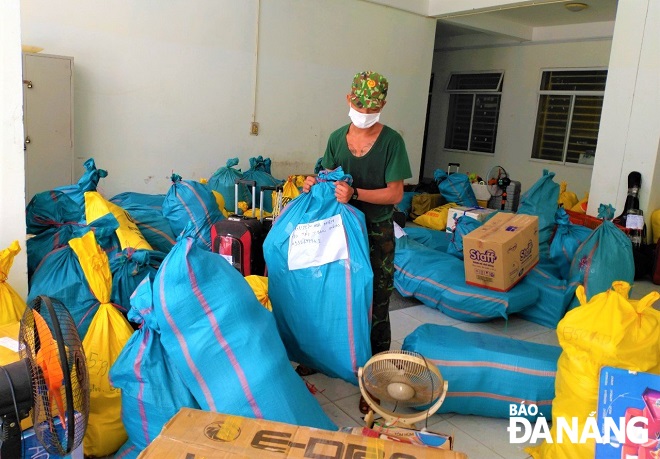 Officers and soldiers from the Da Nang Military High Command are seen urgently doing the cleanups to make room for the opening of the field hospital.