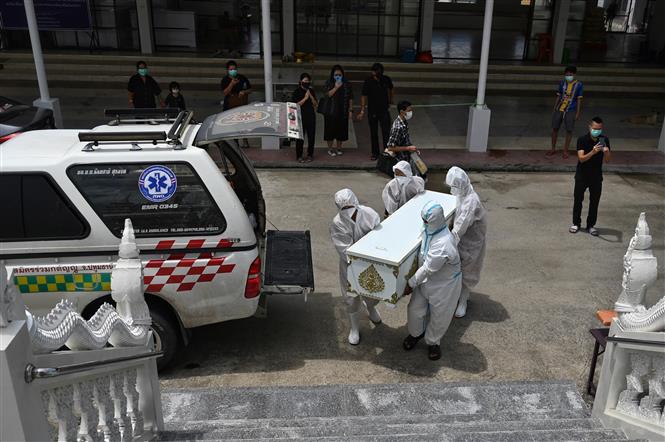Chuyển thi thể bệnh nhân COVID-19 tới nhà hoả táng ở Bangkok, Thái Lan ngày 30/7/2021. Ảnh: AFP/TTXVN