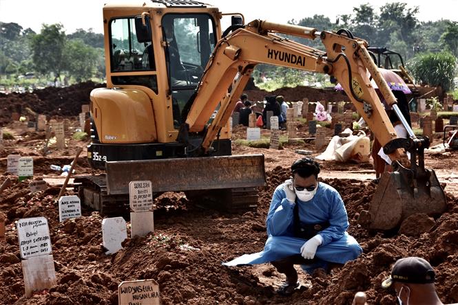 Chôn cất thi thể bệnh nhân tử vong do COVID-19 tại Bekasi, Indonesia, ngày 8/8/2021. Ảnh: AFP/ TTXVN