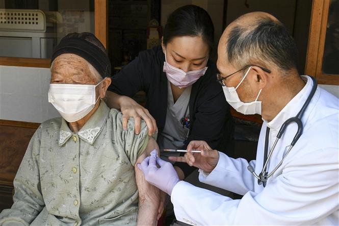 Nhân viên y tế tiêm vaccine ngừa COVID-19 cho người dân tại Nagano, Nhật Bản, ngày 21/4/2021. Ảnh: AFP/ TTXVN