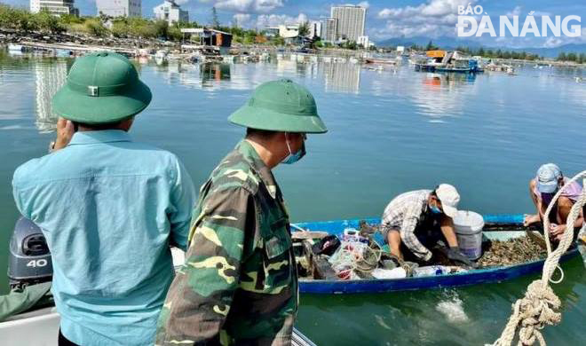 Lực lượng chức năng phát hiện một số người đang lặn chíp chíp ở khu vực vịnh Mân Quang. Ảnh: PV