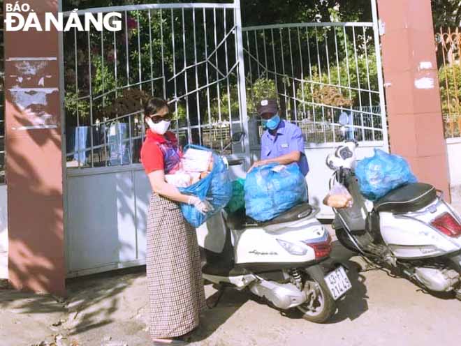 Students of the University of Education, the University of Da Nang (UD) are seen receiving bread in support from Hoa Khanh Nam Ward Women's Union chapter at their dormitory. Photo: NGOC HA