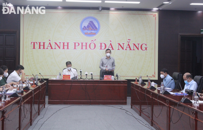 Da Nang Party Committee Secretary Nguyen Van Quang and Municipal Peoples Committee Chairman Le Trung Chinh co-chaired the Sunday’s meeting to discuss further measures to contain the spread of COVID-19. Photo: M. QUE