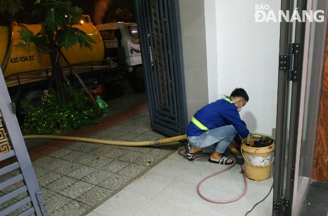 Những ngày qua, công nhân của Công ty CP Môi trường Đô thị Đà Nẵng đã giúp người dân xử lý 10 sự cố tràn hầm nhà vệ sinh. Ảnh: HOÀNG HIỆP