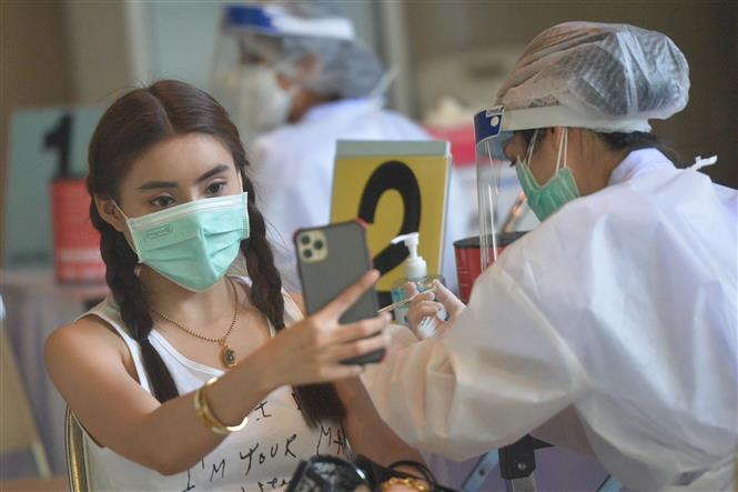 Nhân viên y tế tiêm vaccine ngừa Covid-19 cho người dân tại Samut Prakan, Thái Lan ngày 9-8-2021. Ảnh: THX/TTXVN