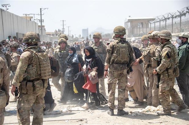 Binh sỹ Anh và Mỹ làm nhiệm vụ hỗ trợ sơ tán tại khu vực sân bay Kabul, Afghanistan, ngày 21-8-2021. (Ảnh: AFP/TTXVN)