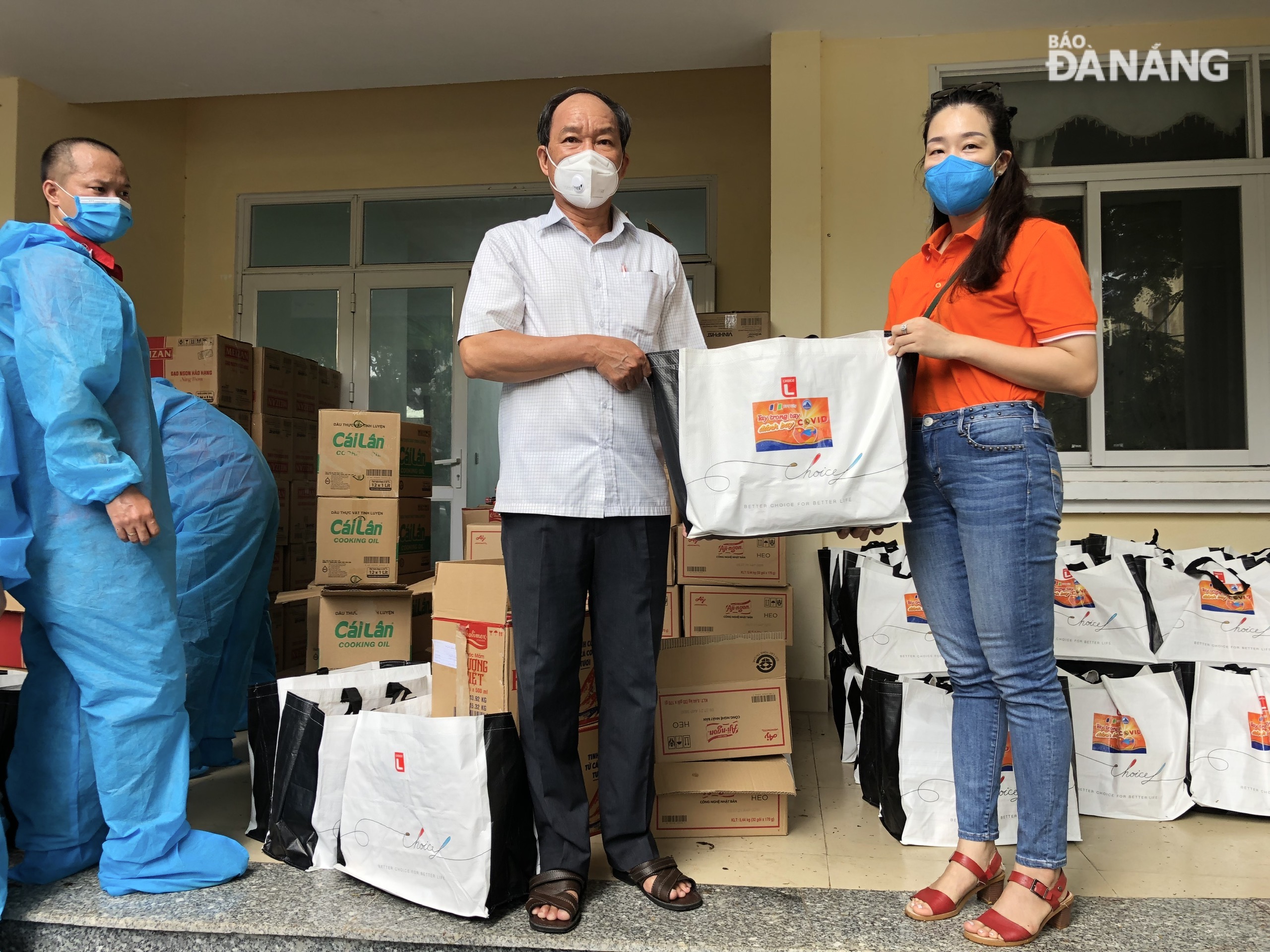 Mr Duong Dinh Lieu, the Vice Chairman of the municipal Committee of VFF, is seen receive gifts supporting those experiencing financial hardship as a direct result of COVID-19. Photo courtesy of the municipal Committee of VFF