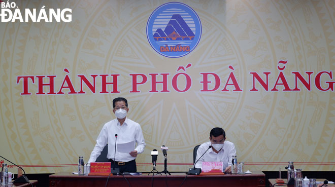 Da Nang Party Committee Secretary Nguyen Van Quang (left) delivered his instructions at the Monday’s meeting. Photo: PHAN CHUNG